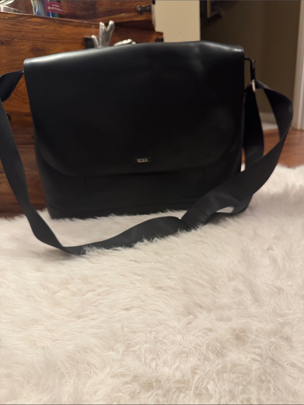 Tumi Black Leather Messenger/Briefcase Bag with Adjustable Strap pre-owned.